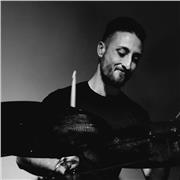 Laureato in conservatorio in Batteria